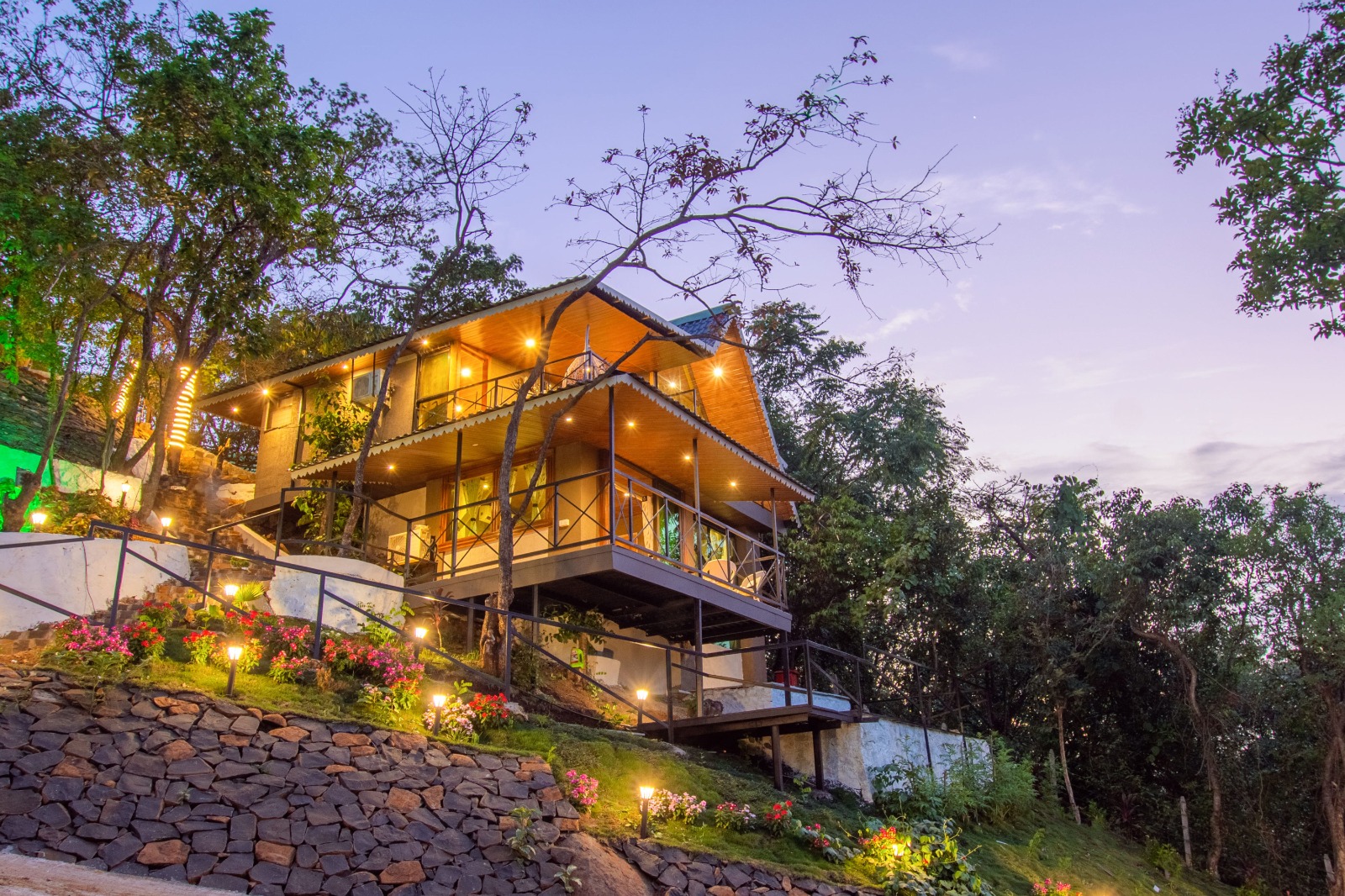 Vantage Hotels & Resorts