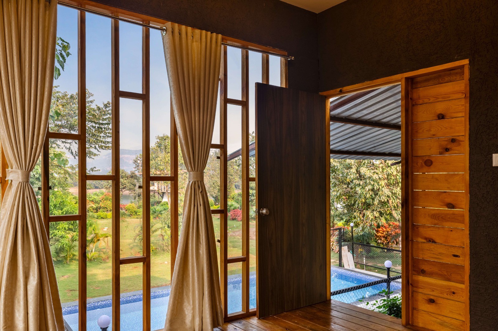 Vantage Hotels & Resorts